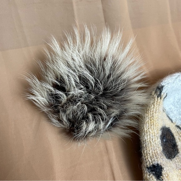 Handmade knit wool hat with 2 friendly owls and real fox detachable pompom main image 10